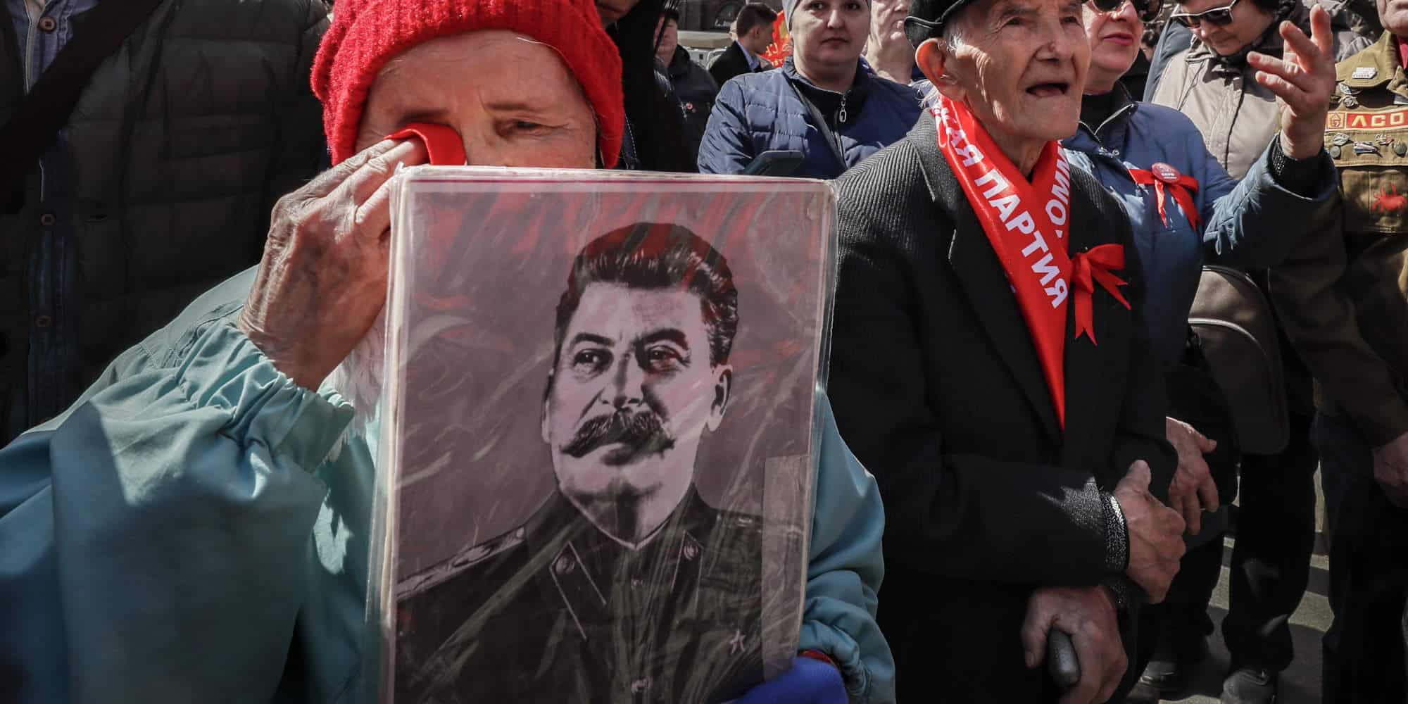 Γυναίκα στη Ρωσία, κλαίει με το πορτρέτο του Ιωσήφ Στάλιν στα χέρια