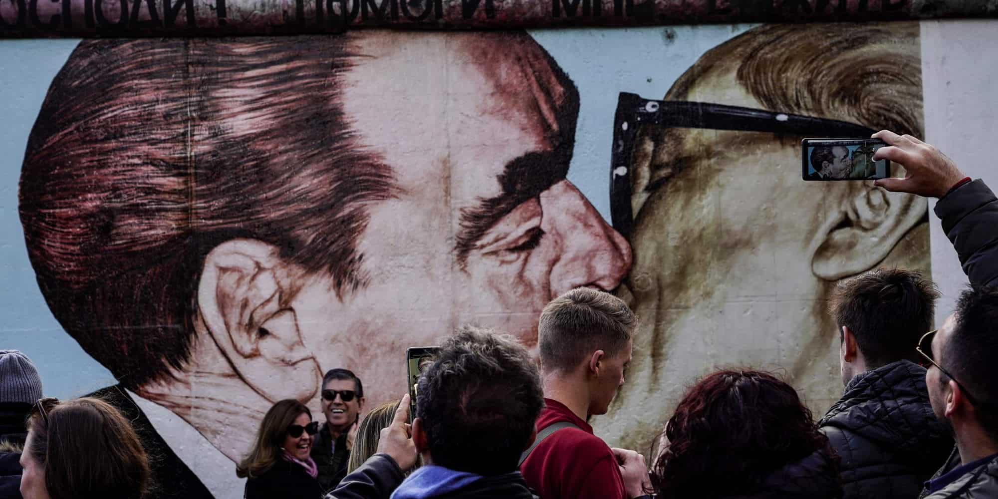 Το αδερφικό φιλί, στο Τείχος του Βερολίνου