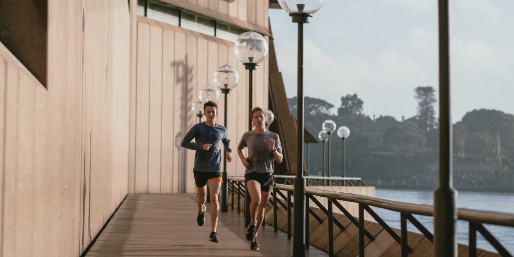 Ένας άνδρας και μία γυναίκα πηγαίνουν για τρέξιμο - σωματική άσκηση - γυμναστική
