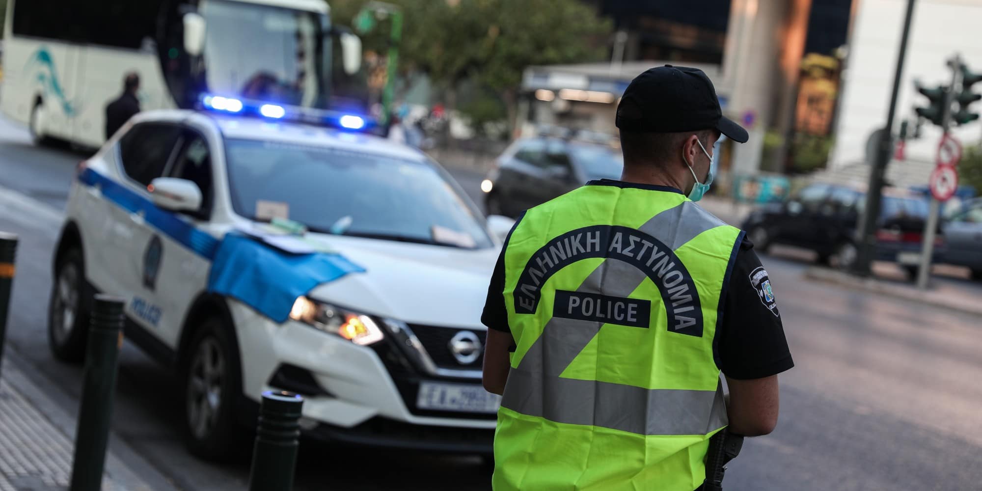 Αστυνομικός της Τροχαίας κάνει ελέγχους