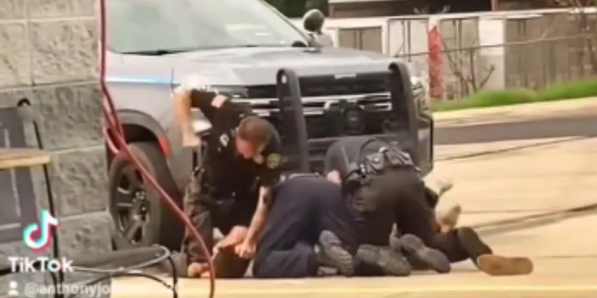 Αστυνομικοί από το Αρκάνσας χτυπούν άνδρα
