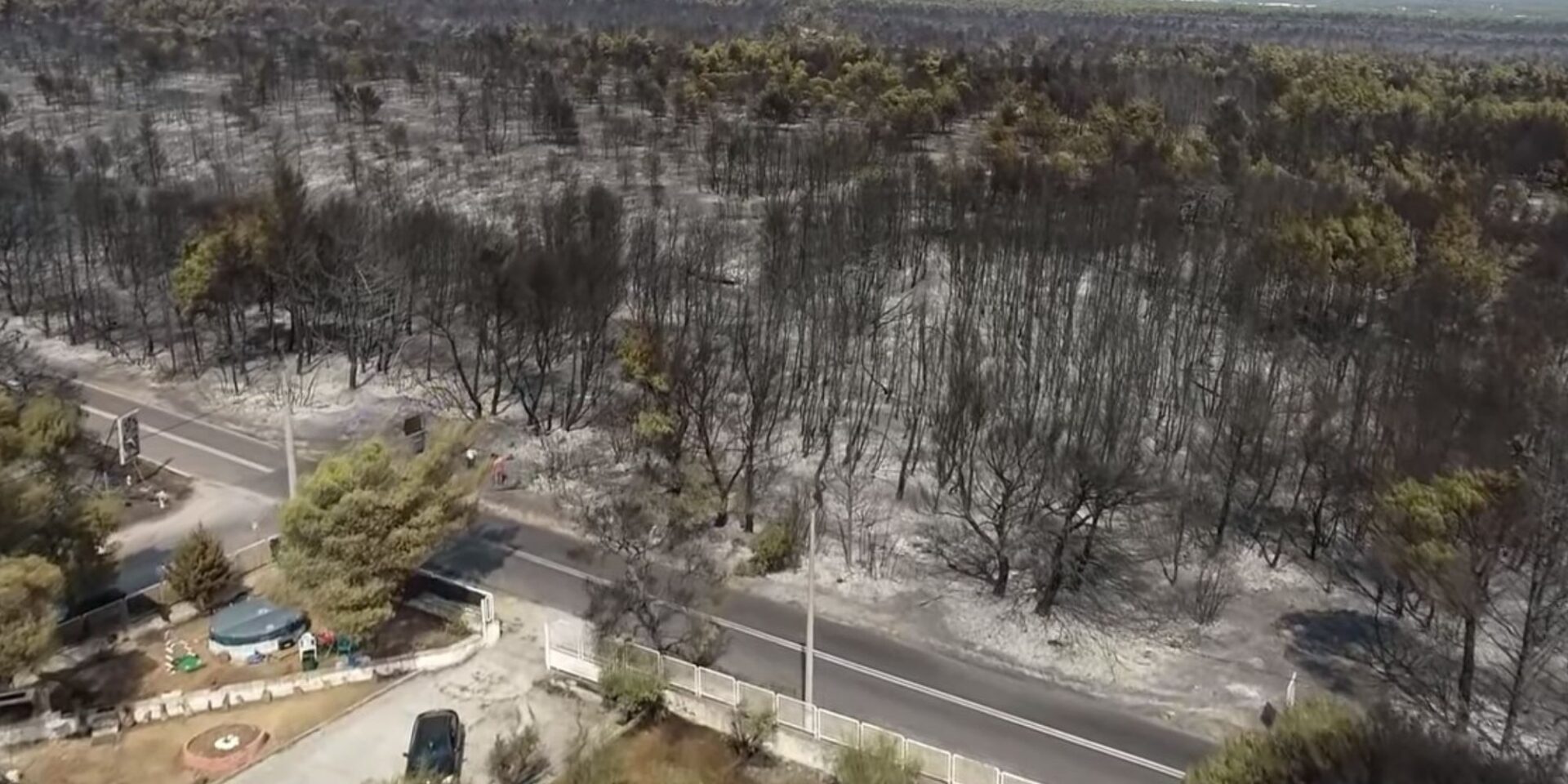 Εικόνα από τη φωτιά στη Βαρυμπόμπη