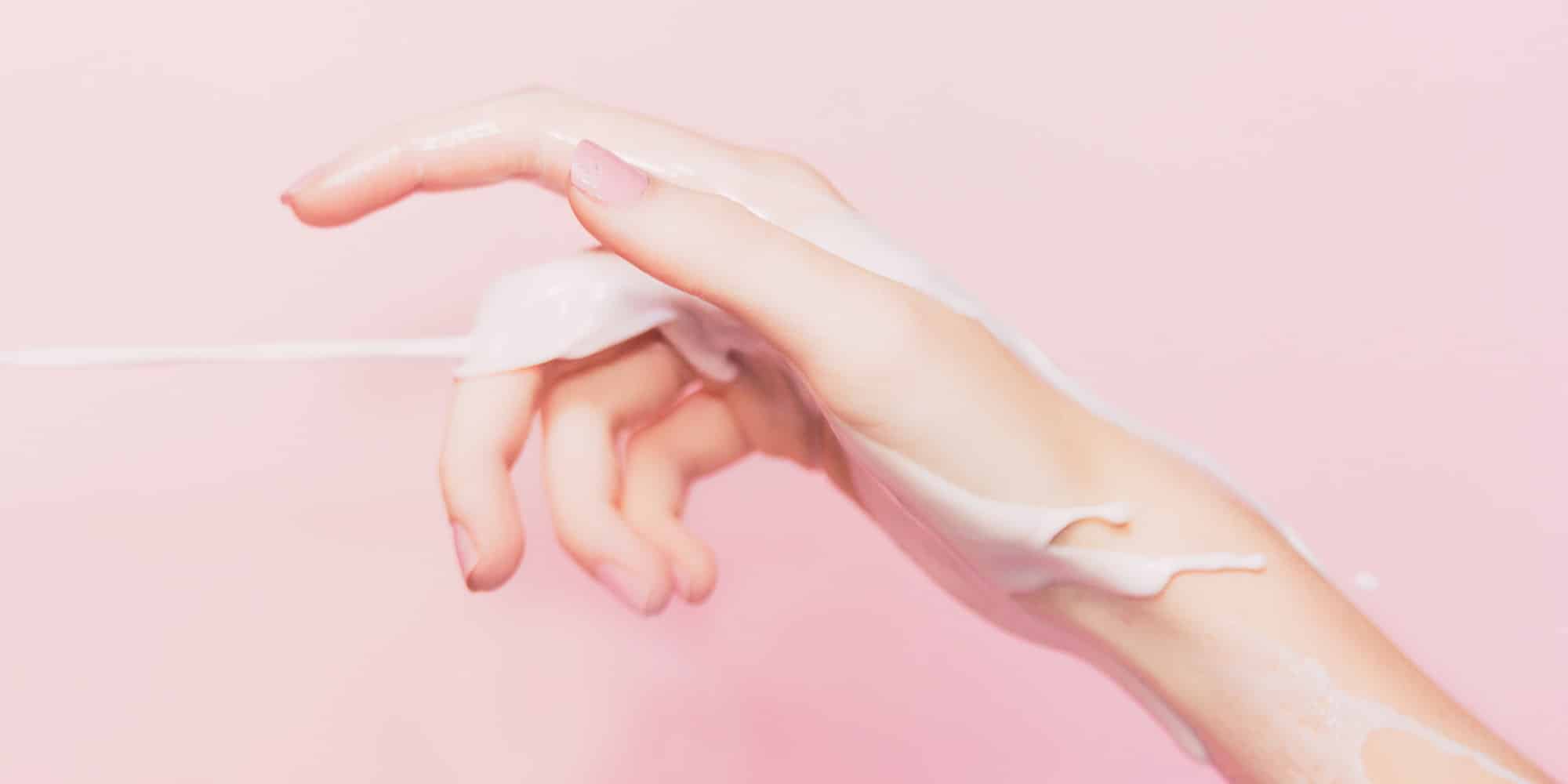 Γάλα στην επιδερμίδα ενός γυναικείου χεριού