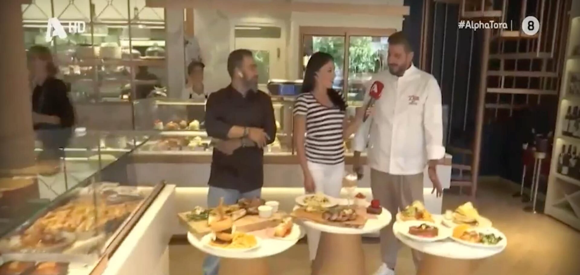 Το ζαχαροπλαστείο που σερβίρει μπριζόλα δίπλα από πάστες