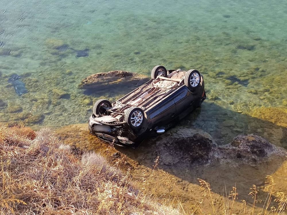 Το αυτοκίνητο που έπεσε στη θάλασσα