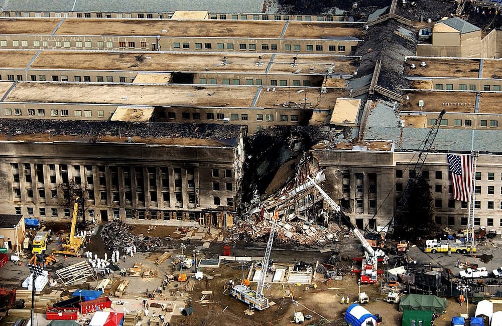 1024px Aerial view of the Pentagon during rescue operations post September 11 attack - 11η Σεπτεμβρίου: Η τρομοκρατική επίθεση στους Δίδυμους Πύργους που «άλλαξε τον κόσμο» (εικόνες & βίντεο)