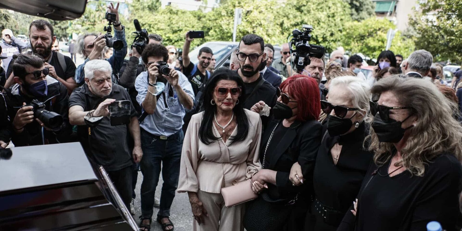 Η Ζωζώ Σαπουντζάκη στην κηδεία της Μάρθας Καραγιάννη