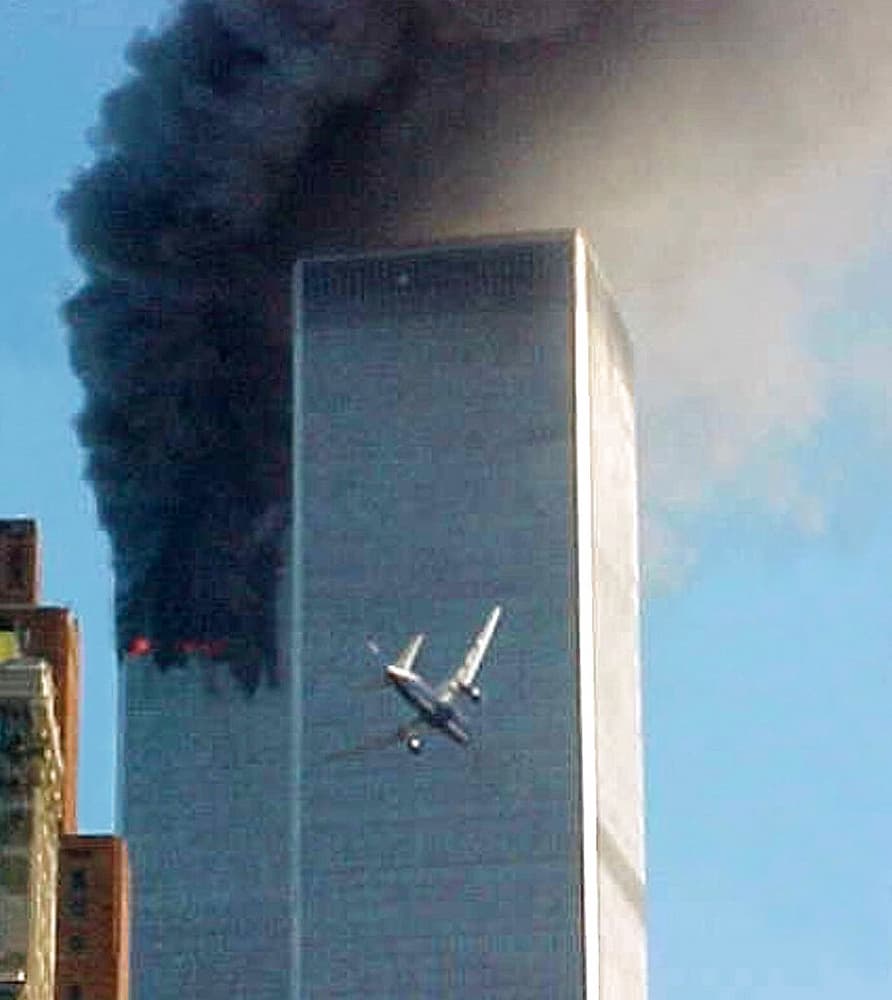 Το αεροπλάνο πέφτει πάνω στον πύργο