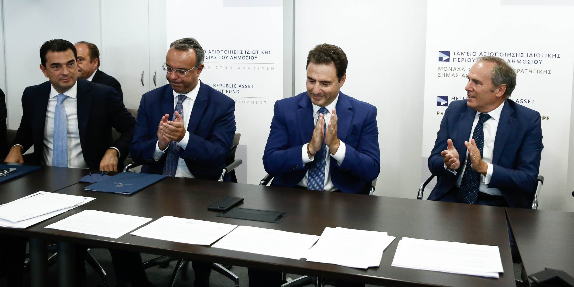Η υπογραφή της συμφωνίας μεταβίβασης της ΔΕΠΑ υποδομών στην ιταλική Italgas