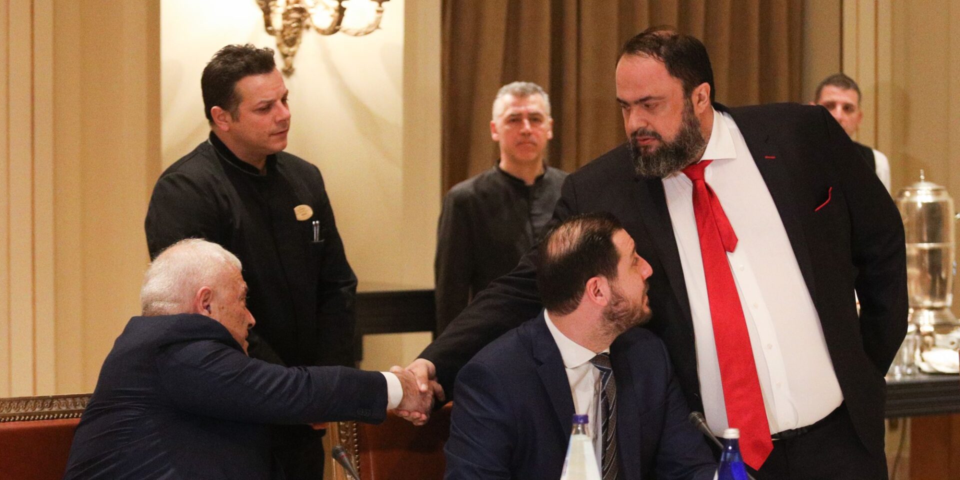 Χειραψία του Δημήτρη Μελισσανίδη με τον Βαγγέλη Μαρινάκη στη συνάντηση των προέδρων της BIG-4 με την UEFA