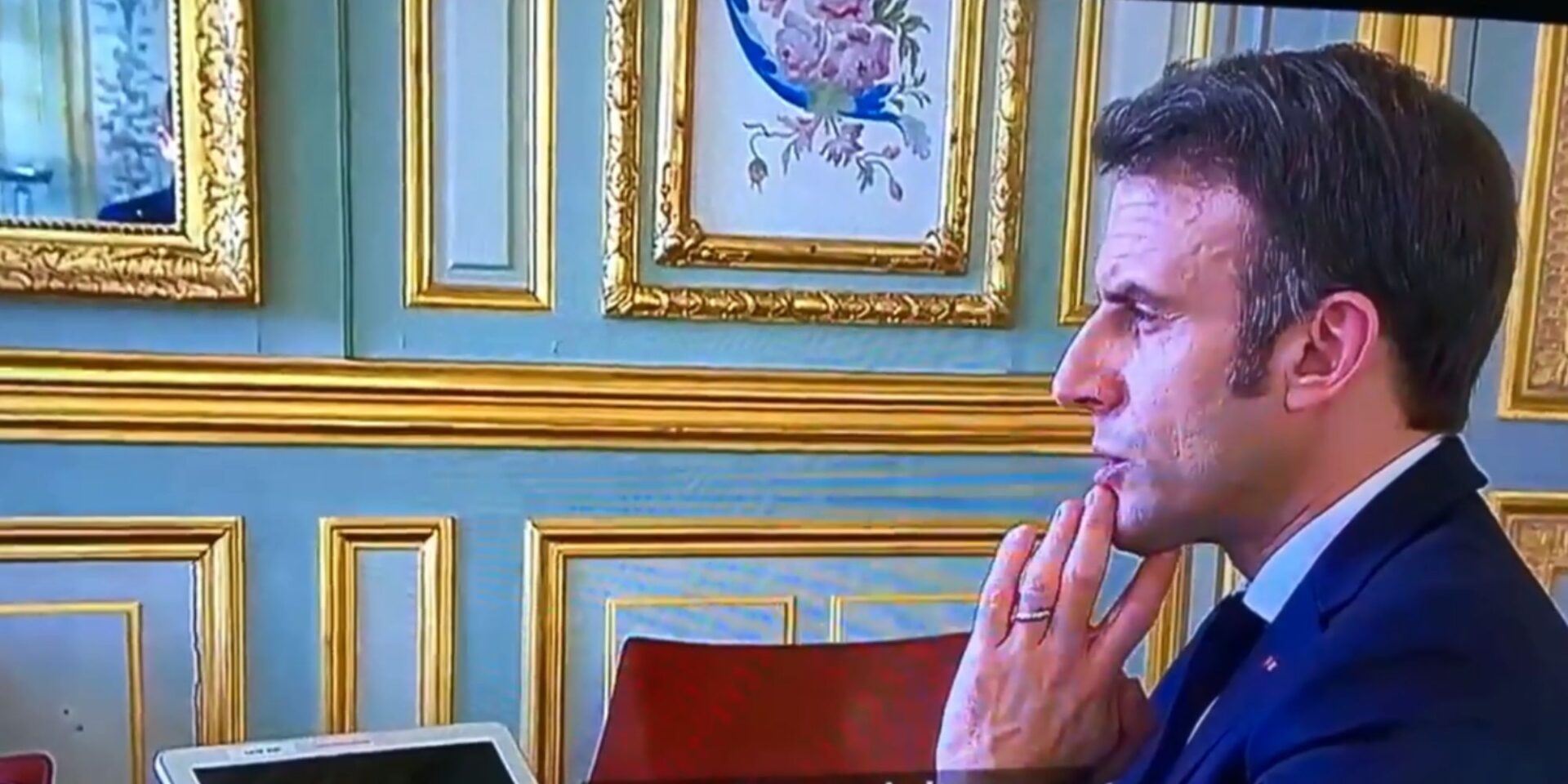 Ο Εμανουέλ Μακρόν μιλά με τον Βολοντίμιρ Ζελένσκι