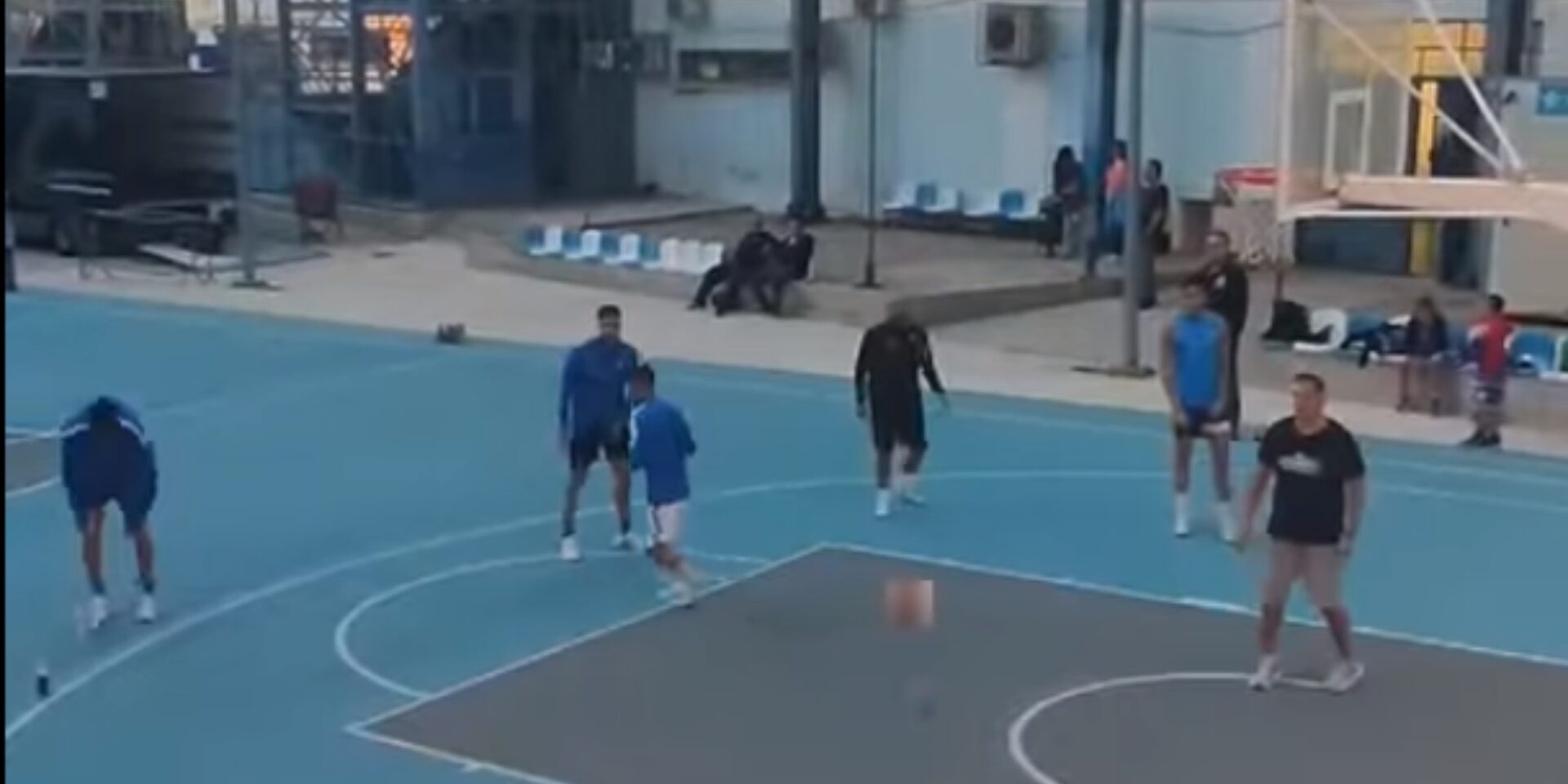 Παίκτες της Εθνικής παίζουν μπάσκετ