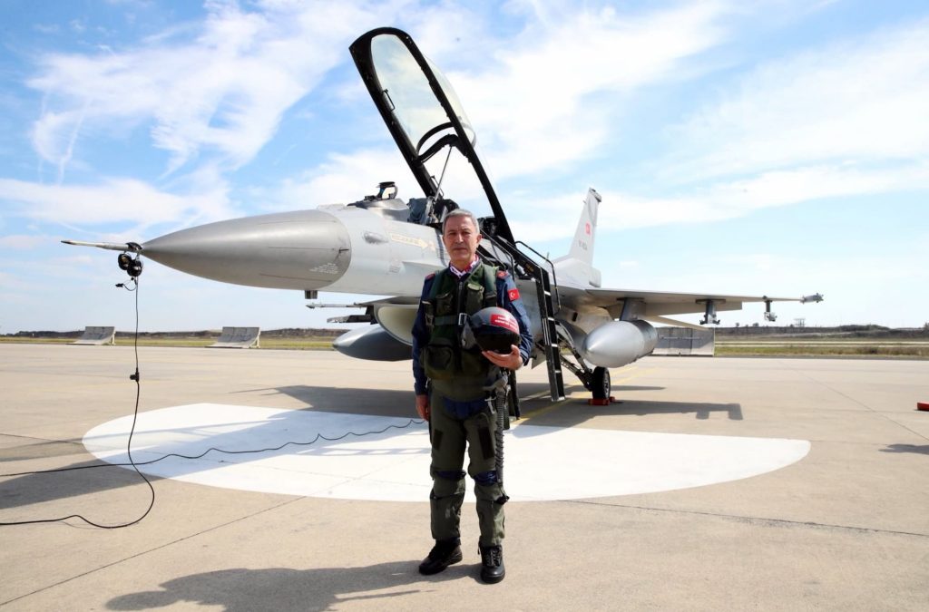 Ο Χουλουσί Ακάρ μπροστά σε ένα F-16