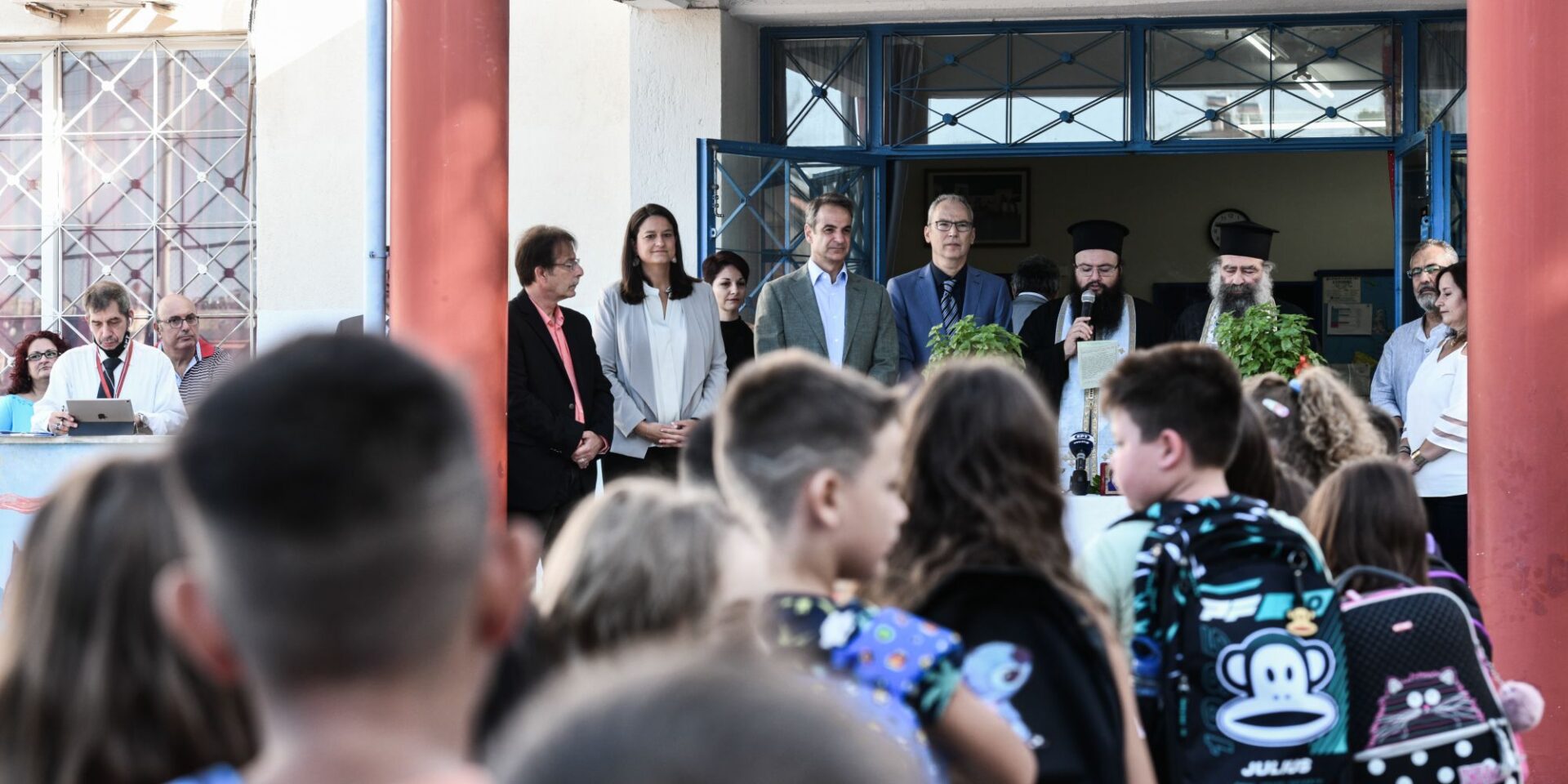 Ο Κυριάκος Μητσοτάκης και η Νίκη Κεραμέως σε αγιασμό σχολείου