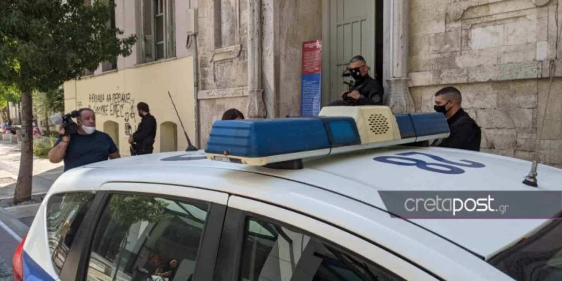 H στιγμή που ο 46χρονος βγαίνει από τα δικαστήρια