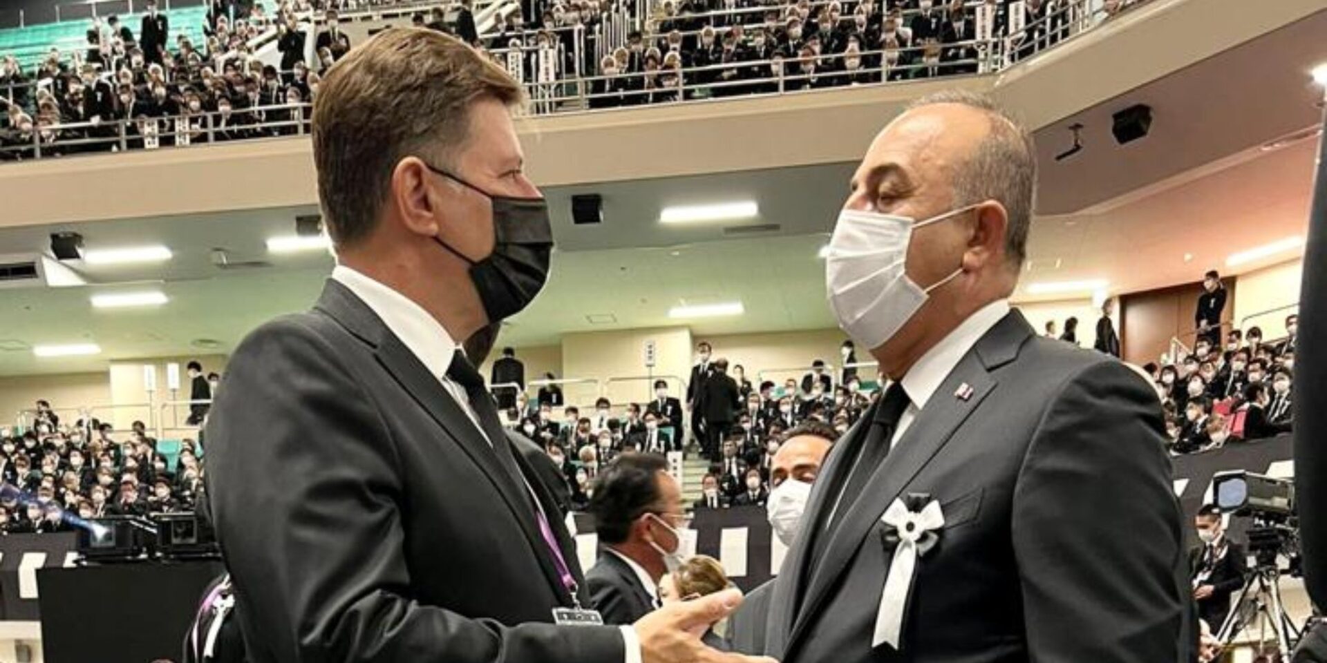 Ο Μιλτιάδης Βαρβιτσιώτης με τον Μεβλούτ Τσαβούσογλου στη κηδεία του Άμπε