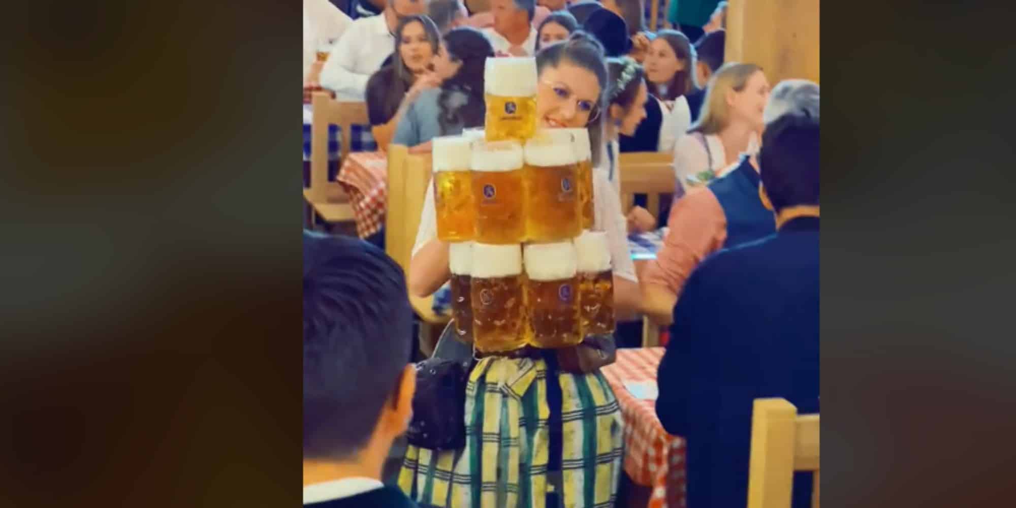 Η σερβιτόρα στο Oktoberfest με τις μπύρες