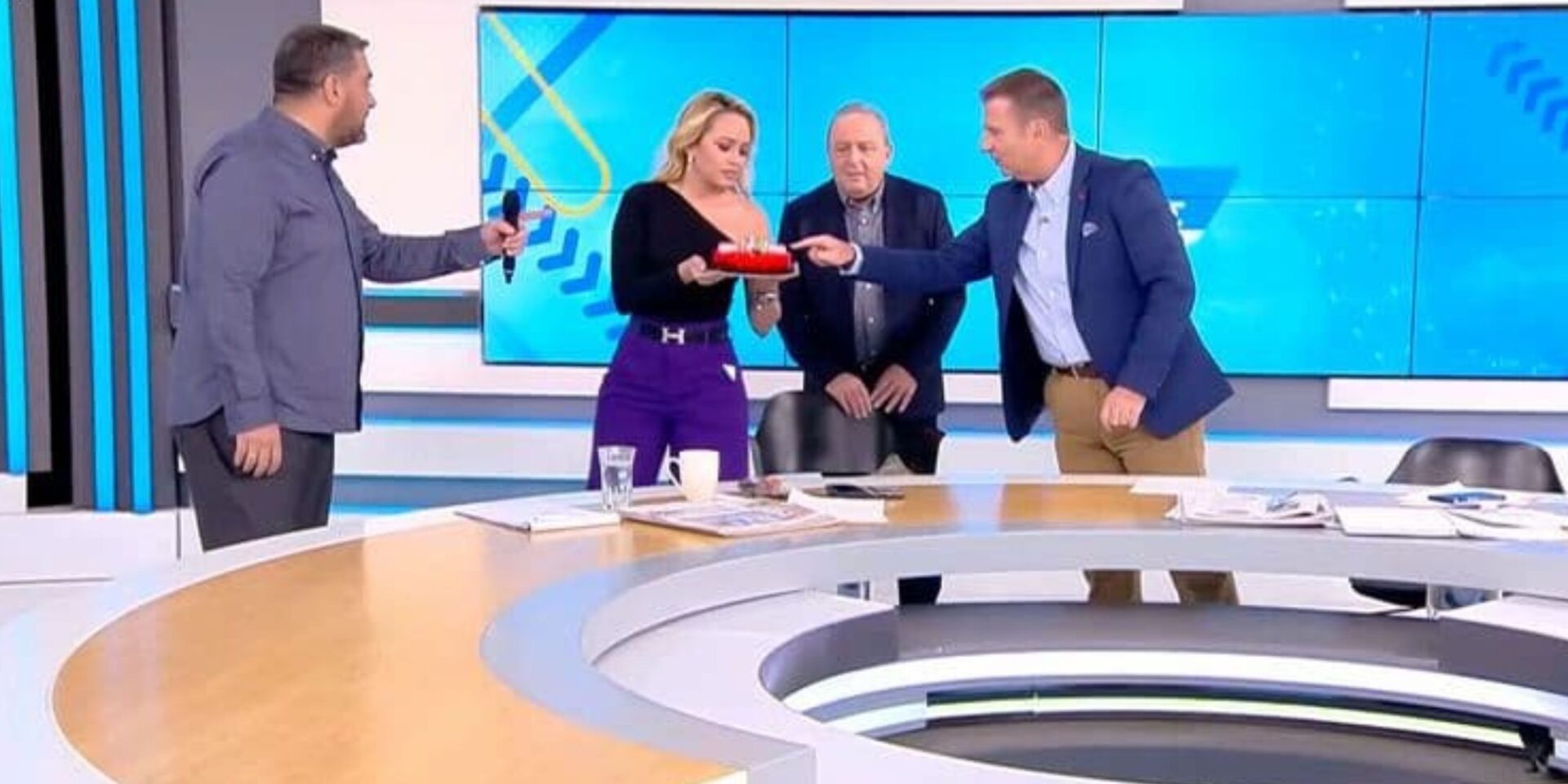Η στιγμή που οι δημοσιογράφοι μπαίνουν με τούρτα στο Open