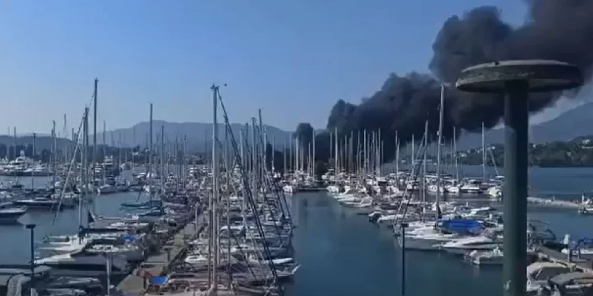Καίγονται σκάφη στην Κέρκυρα