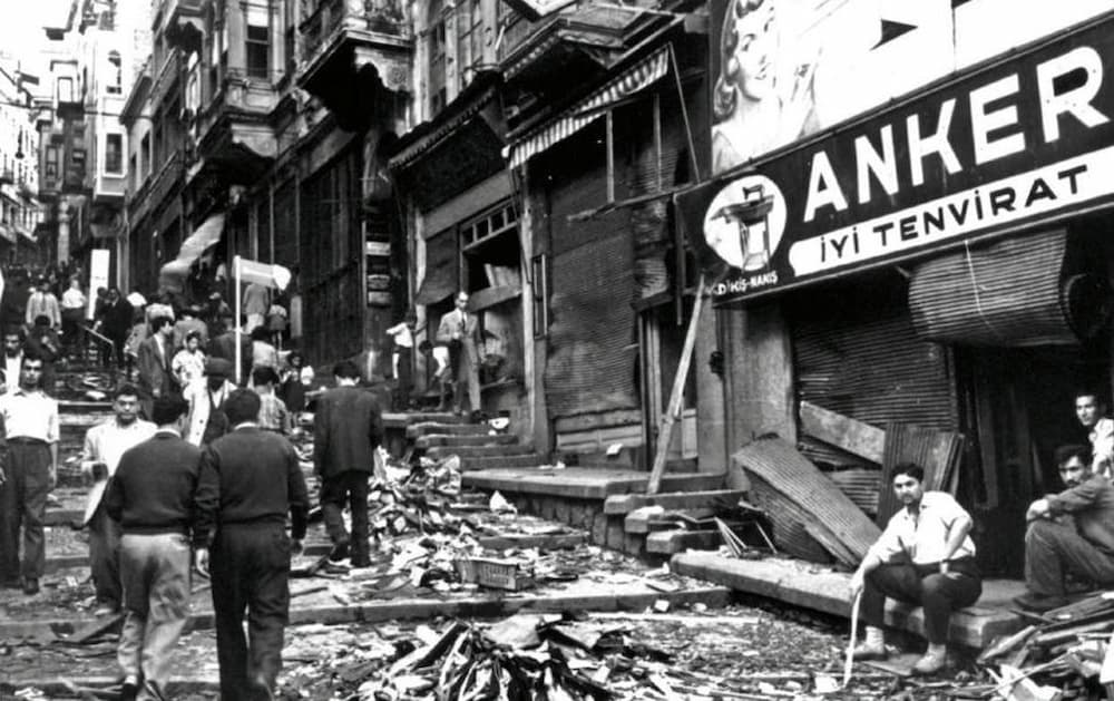 «Σεπτεμβριανά»: Το πογκρόμ του τουρκικού όχλου κατά των Ελλήνων της Κωνσταντινούπολης το 1955 (εικόνες & βίντεο)