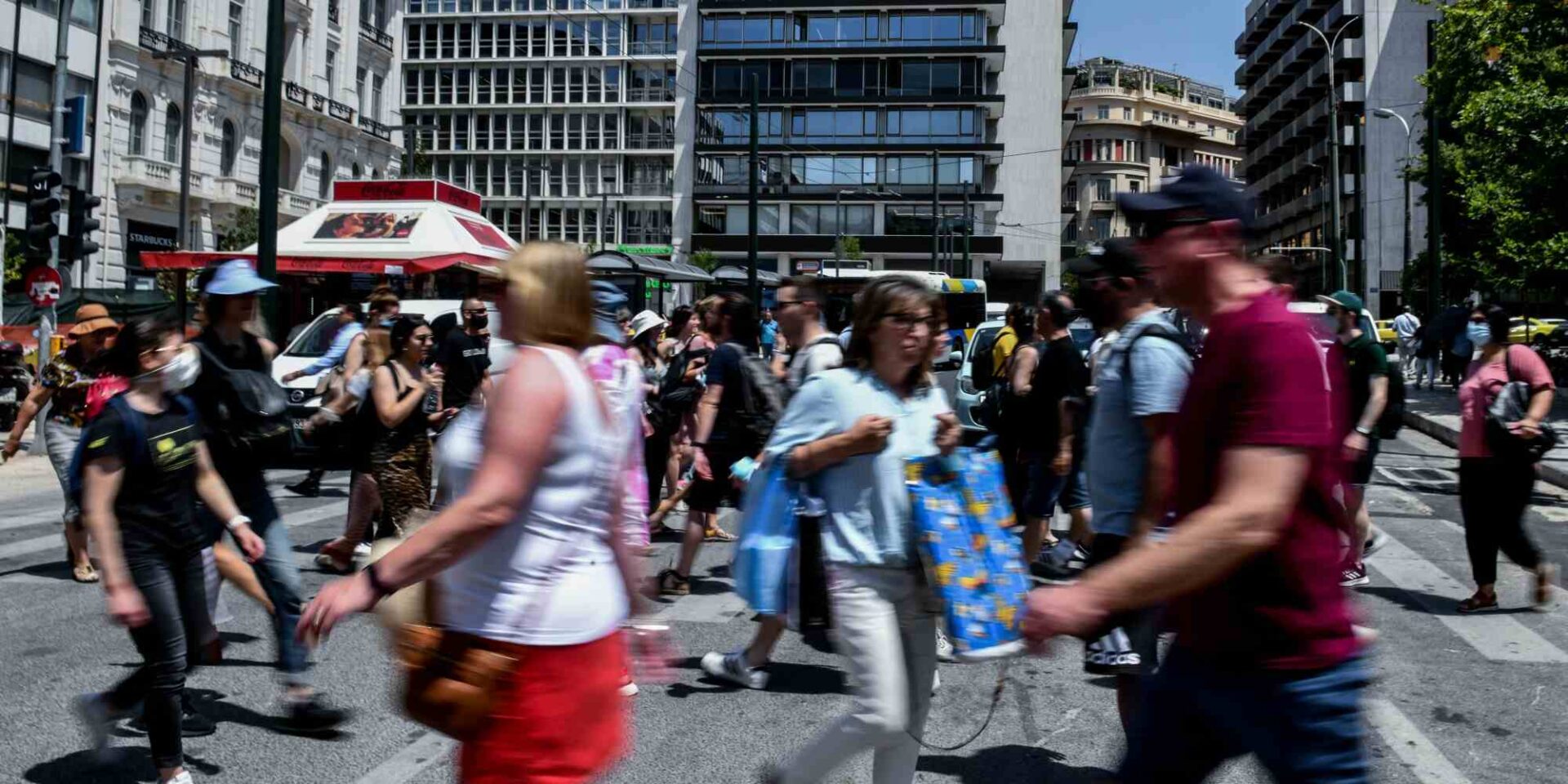 Πολίτες περπατούν στην Πλατεία Συντάγματος