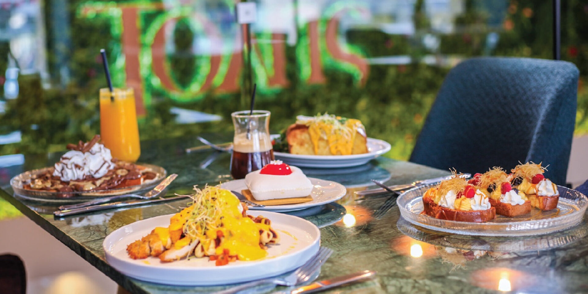 Τραπέζι στο Τolis Sweets & Eats με γλυκά και αλμυρά brunch