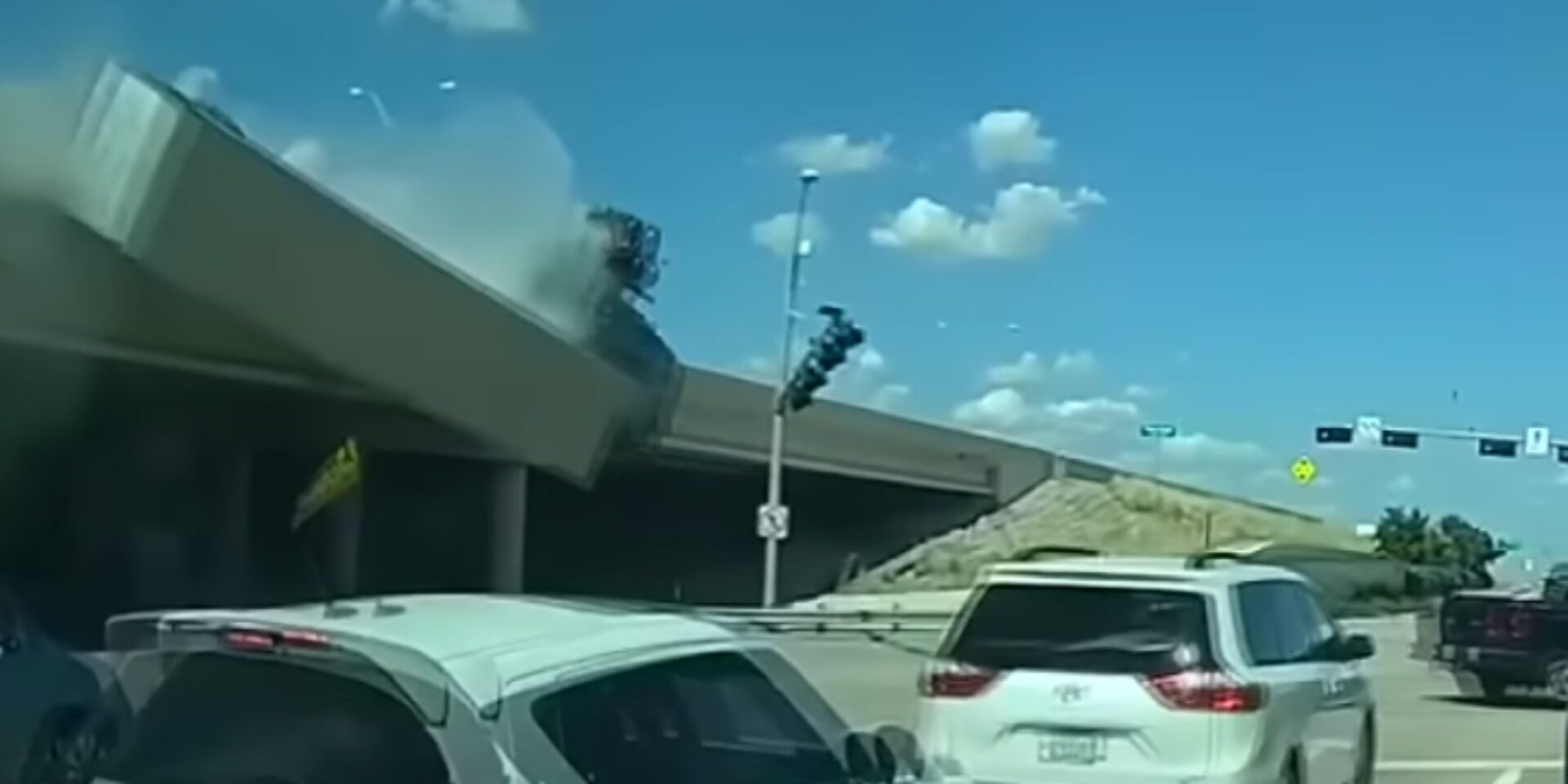 Η νταλίκα που έπεσε από τη γέφυρα