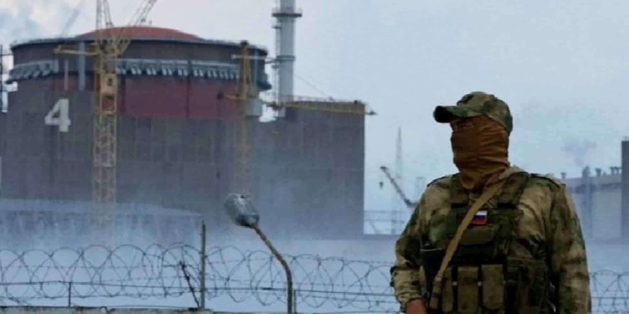 Στρατιώτης μπροστά από τον πυρηνικό σταθμό
