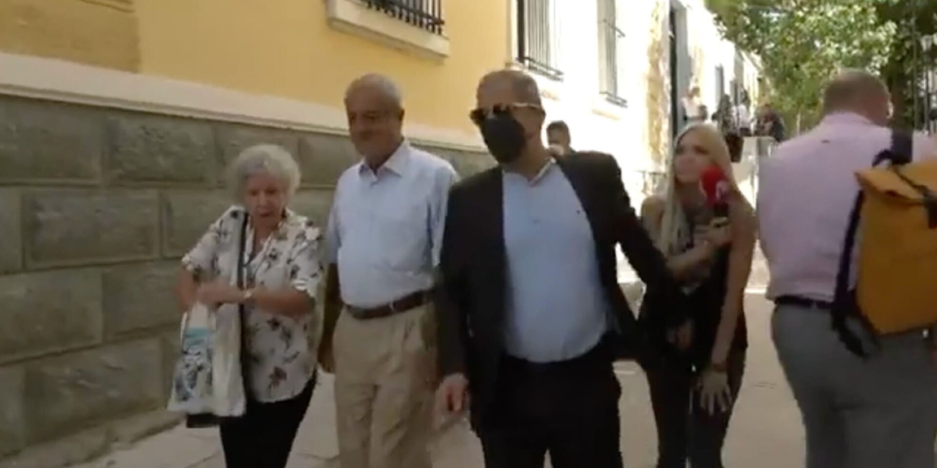 Ο Αδαμαντίδης έσπρωξε δημοσιογράφο έξω από τα δικαστήρια