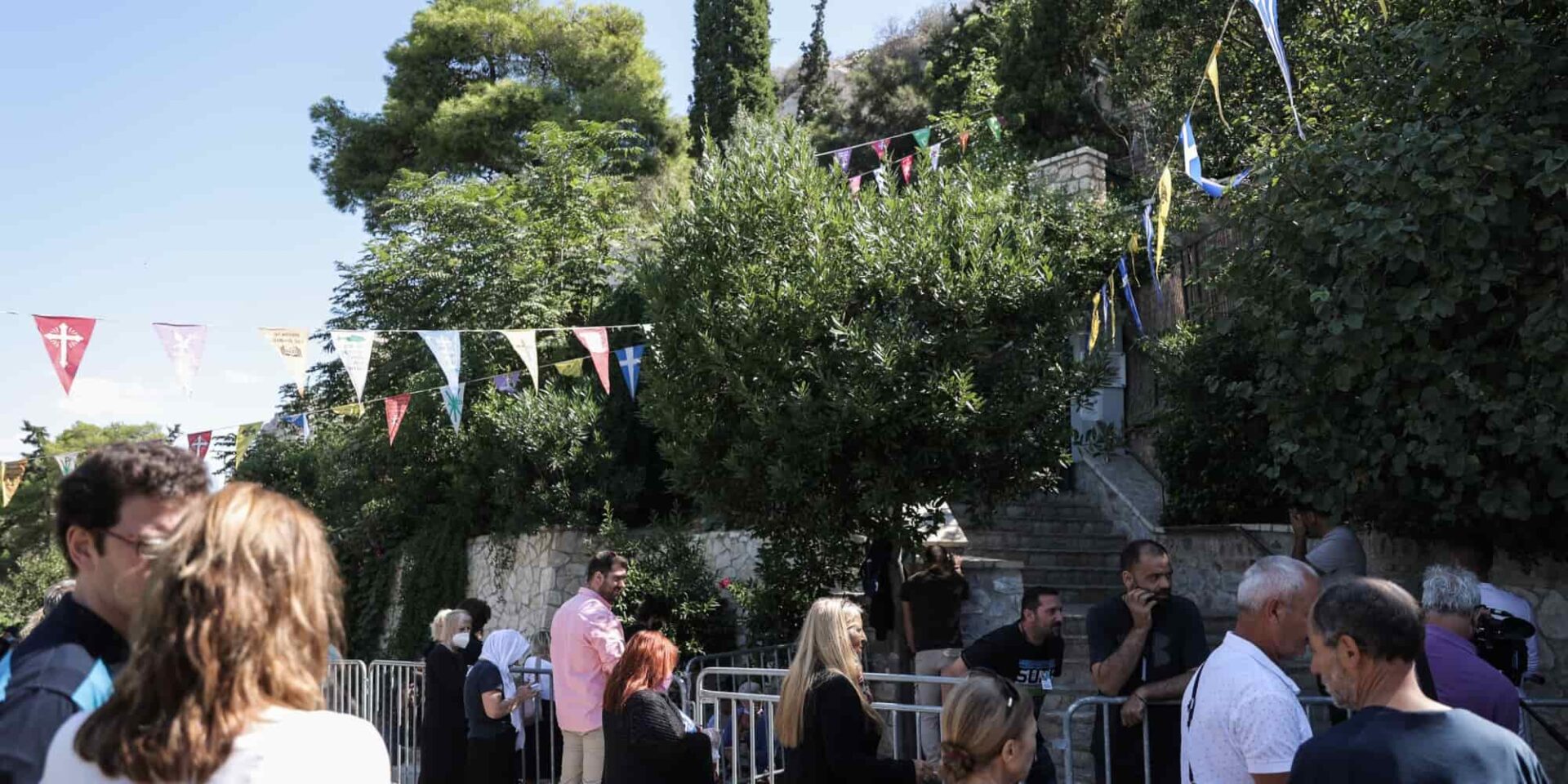 Κόσμος στον ιερό ναό των Αγίων Ισιδώρων στον Λυκαβηττό - Άγιοι Ισίδωροι Λυκαβηττού