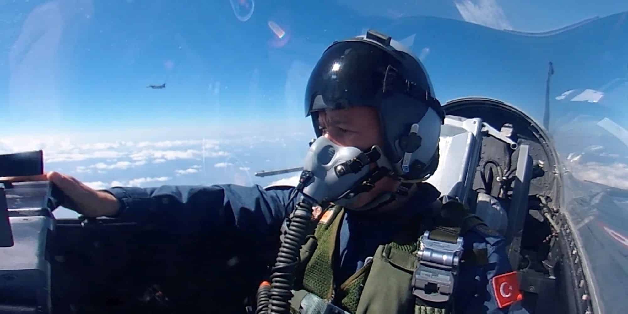 Ο Τούρκος υπουργός Άμυνας Χ.Ακάρ πετά με F-16