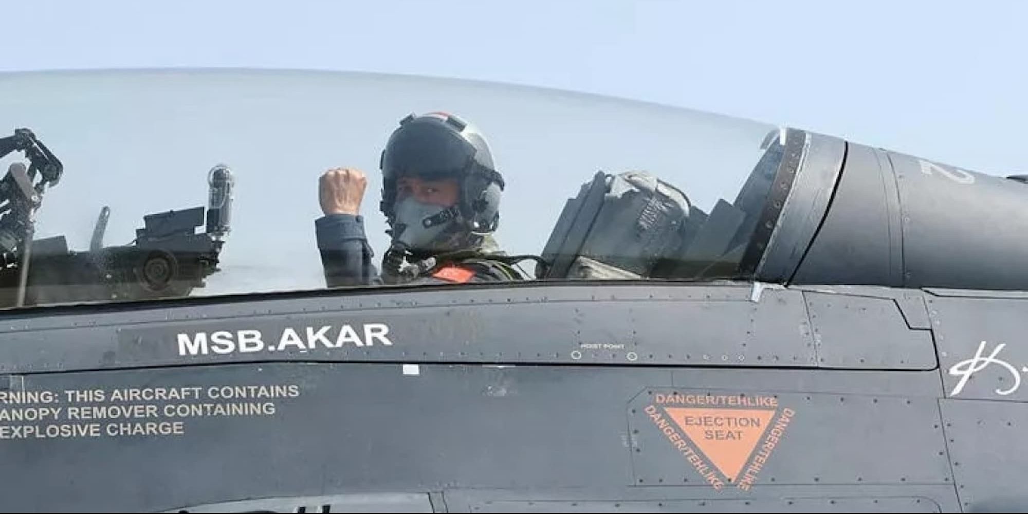 O Χουλουσί Ακάρ πέταξε με F-16 πάνω από το Βόρειο Αιγαίο