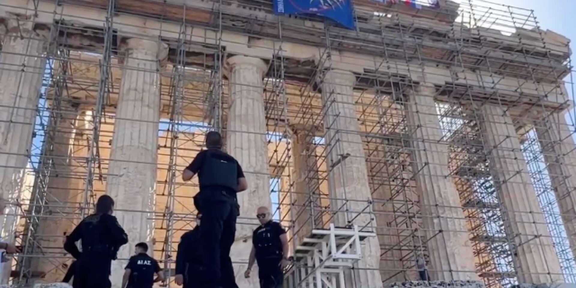 Άνδρας απειλεί να πέσει από την Ακρόπολη
