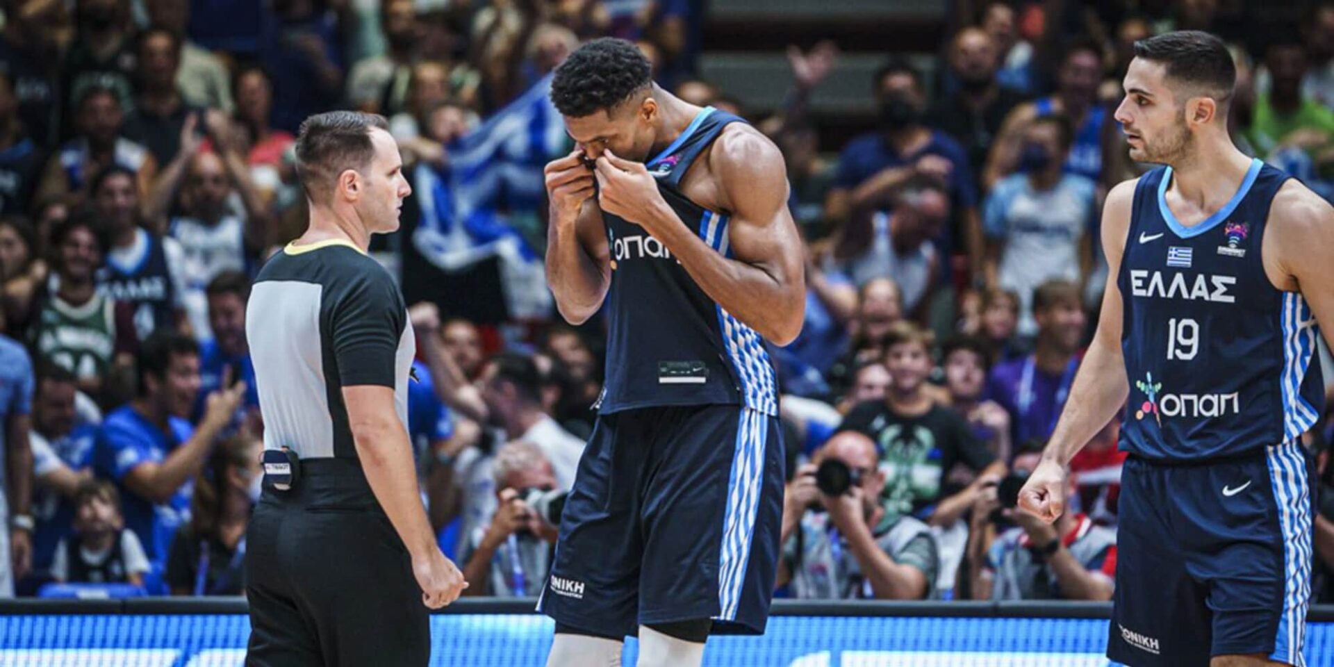 Ο Γιάννης Αντετοκούνμπο με τη φανέλα της Εθνικής