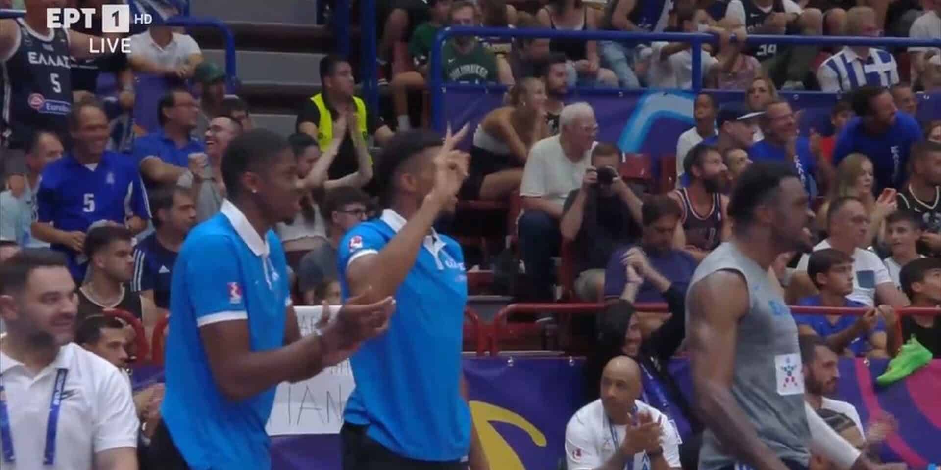 Τα αδέλφια Αντετοκούνμπο πανηγυρίζουν κατά τη διάρκεια του ματς με τη Μεγάλη Βρετανία