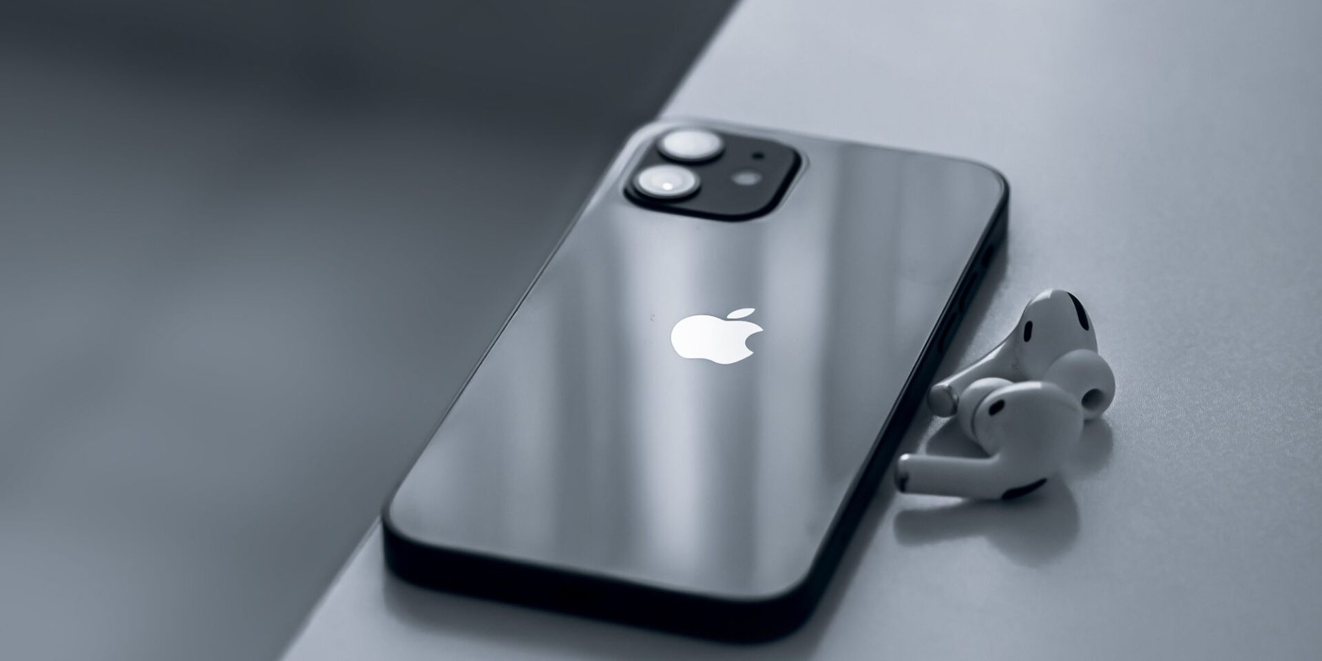 Κινητό της Apple μαζί με ακουστικά