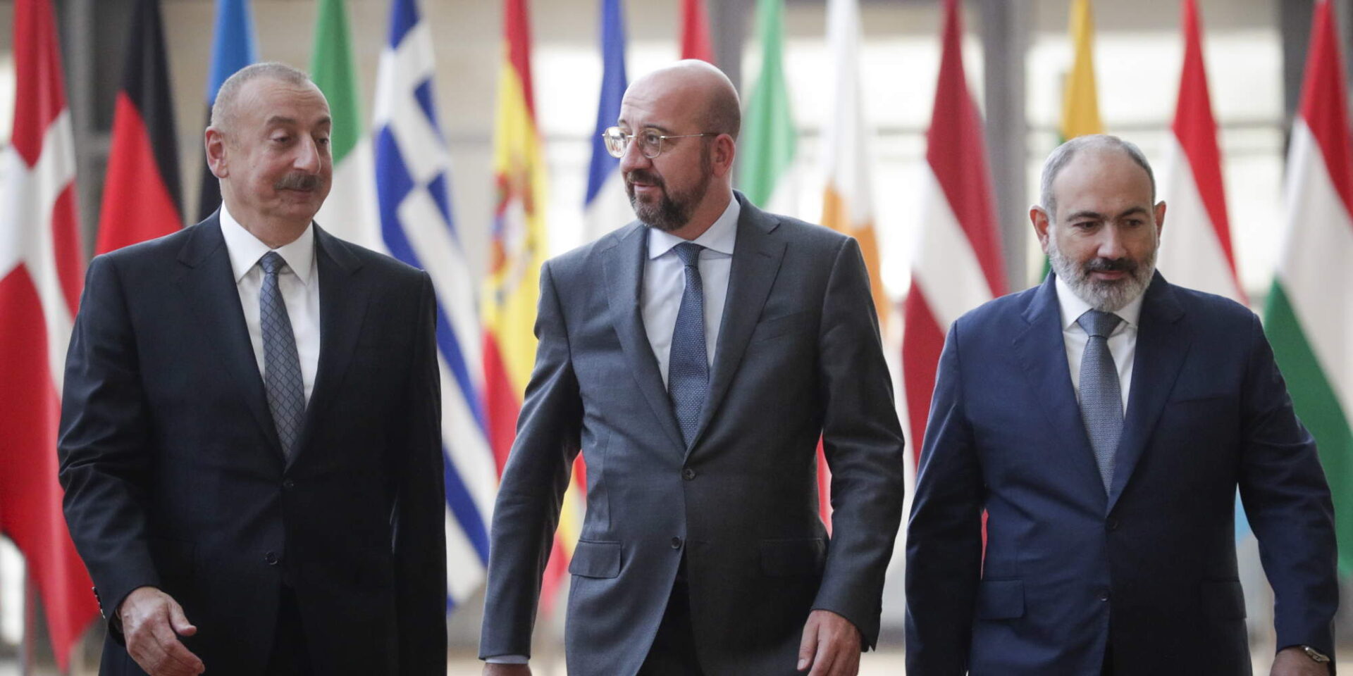Οι πρόεδροι Αρμενίας και Αζερμπαϊτζάν, Νικόλ Πασινιάν και Ιλχάμ Αλίγιεφ με τον Σαρλ Μισέλ στις Βρυξέλλες