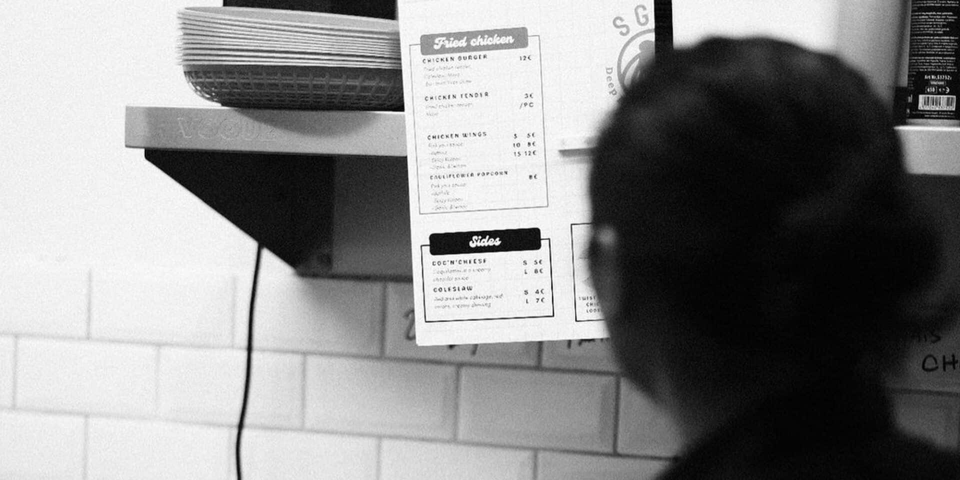 Ασπρόμαυρη φωτογραφία από εστιατόριο στις Βρυξέλλες