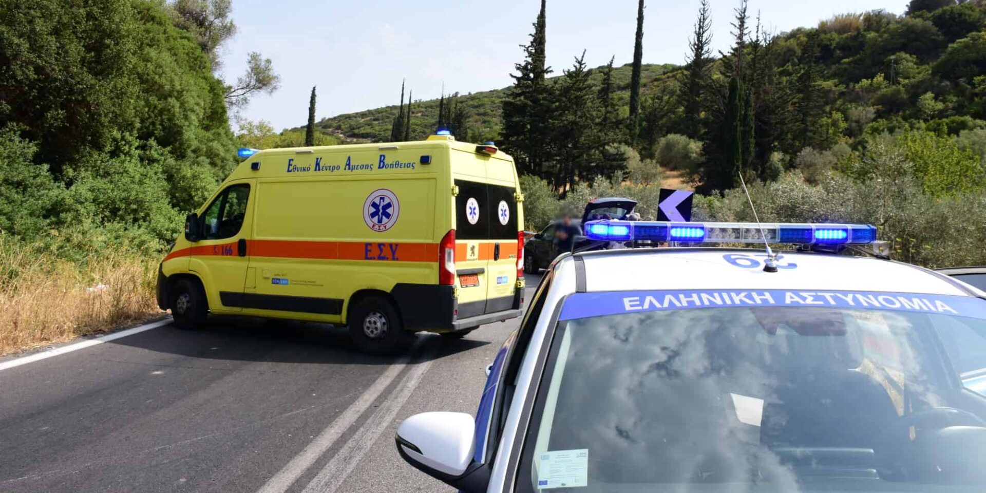 Περιπολικό της Αστυνομίας και ασθενοφόρο του ΕΚΑΒ