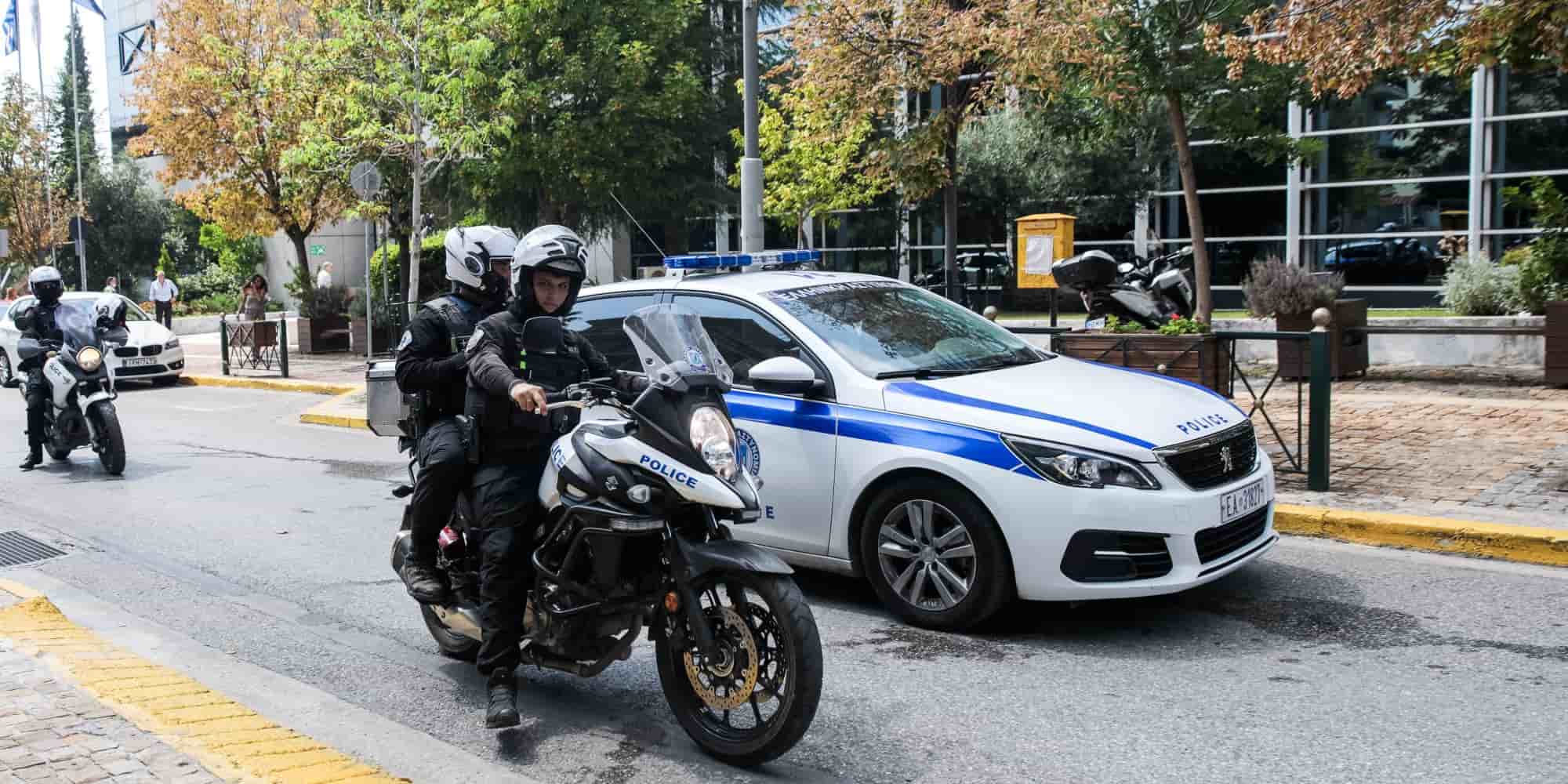 Αστυνομικοί σε μηχανή και περιπολικό της Αστυνομίας