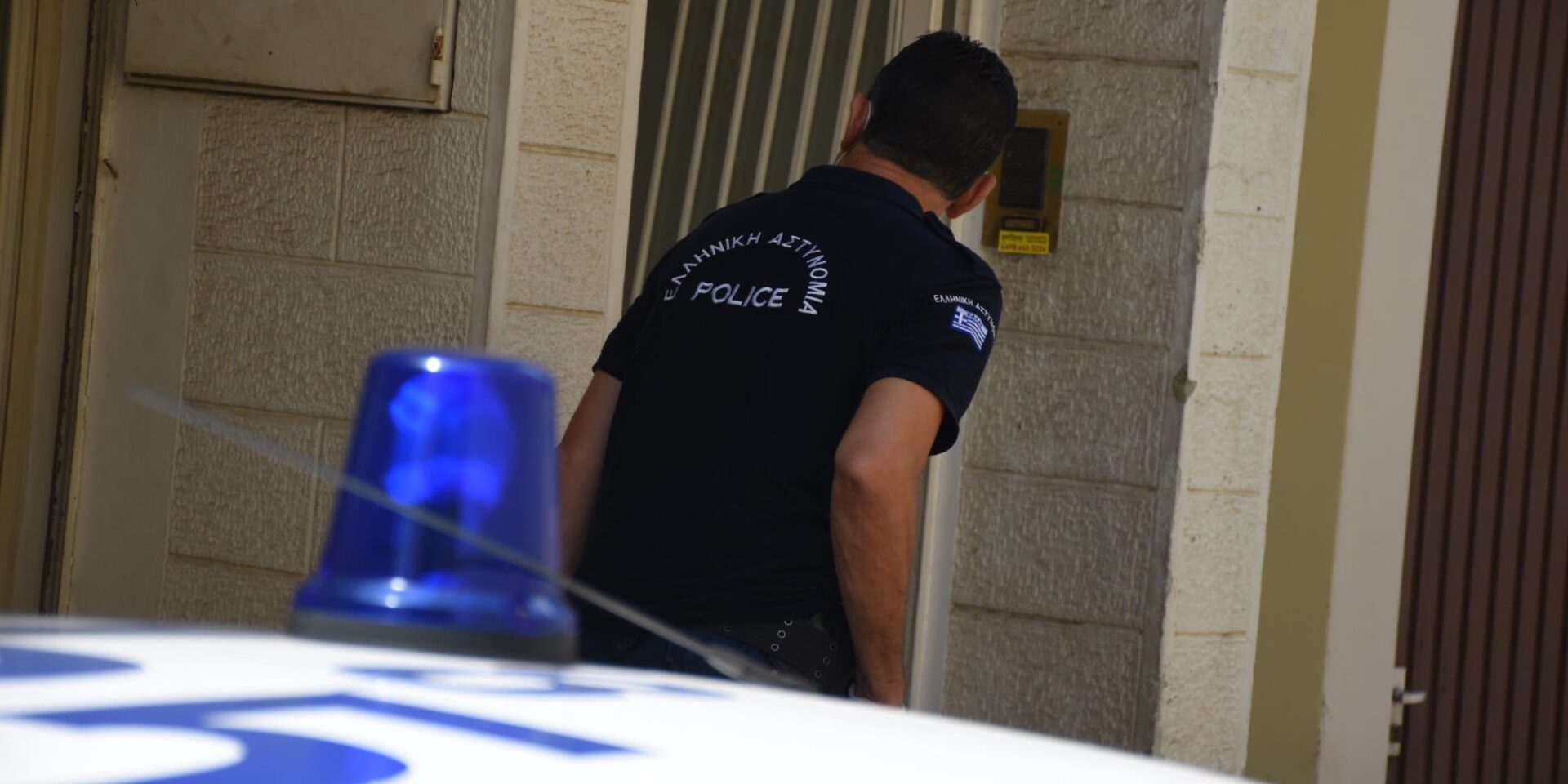 Ένας αστυνομικός μπροστά από σπίτι