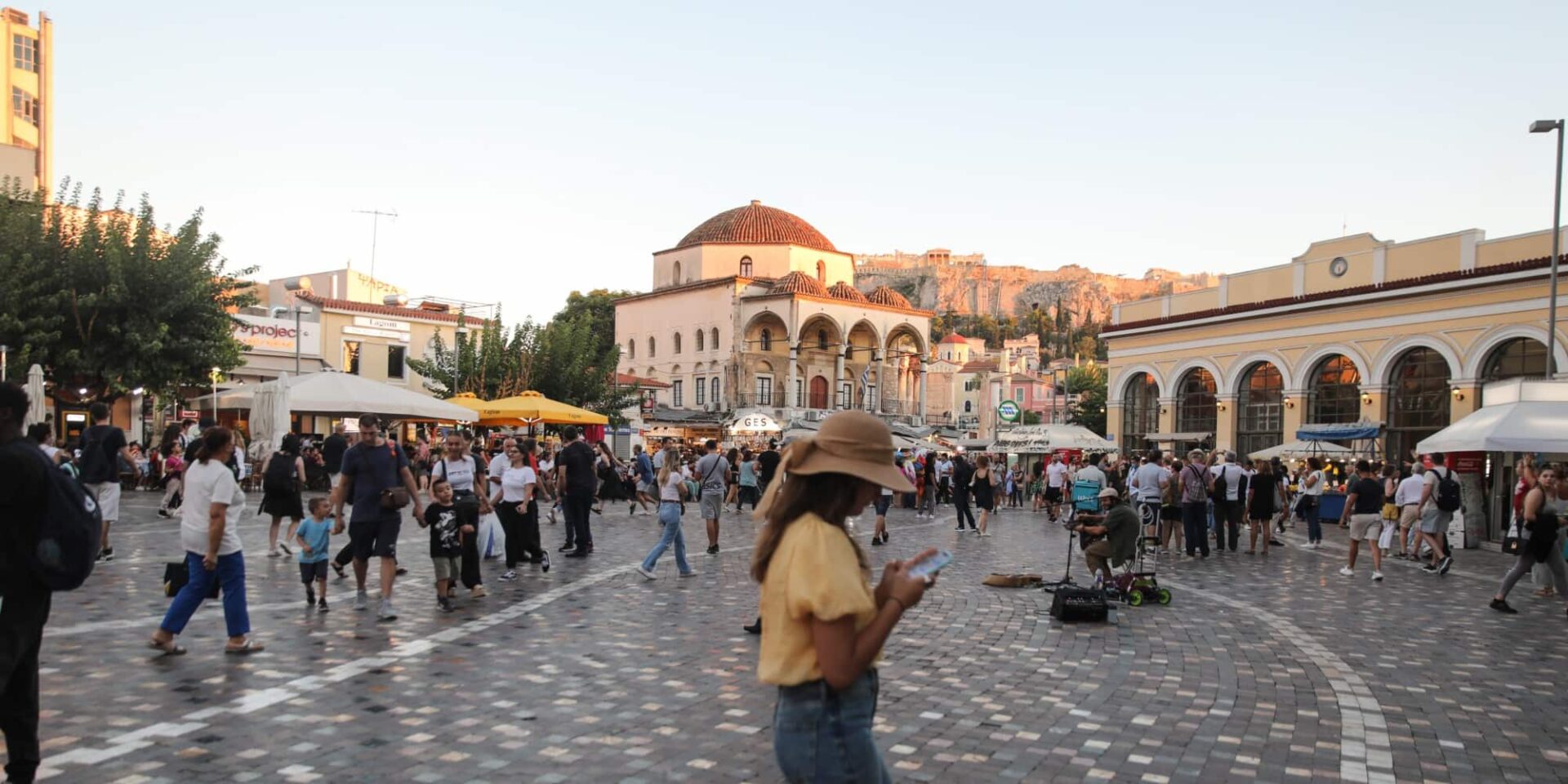 Κόσμος στο Μοναστηράκι - καιρός