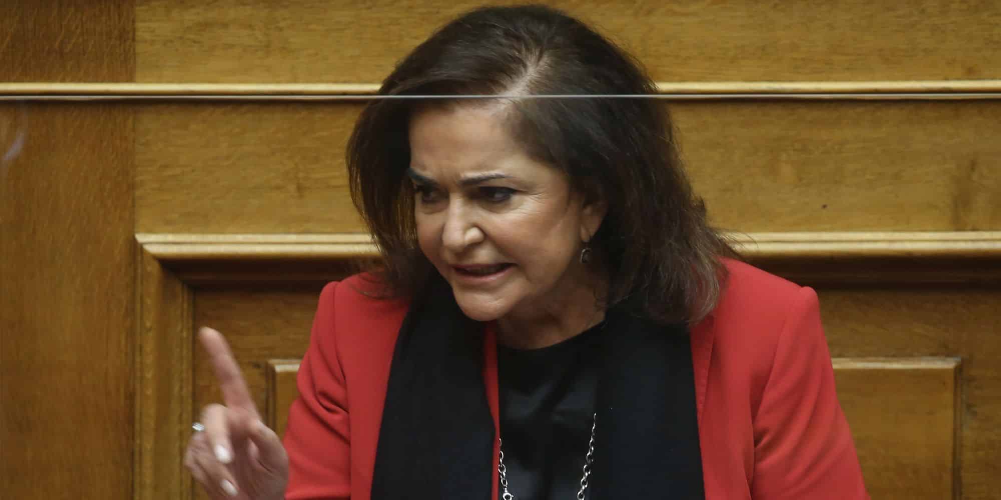 Η Ντόρα Μπακογιάννη στη Βουλή