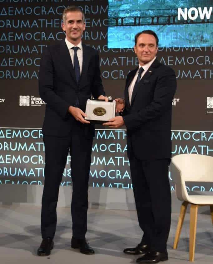 Ο Δήμαρχος Αθηναίων Κώστας Μπακογιάννης παραδίδει το βραβείο της Δημοκρατίας στον Ουκρανό πρέσβη