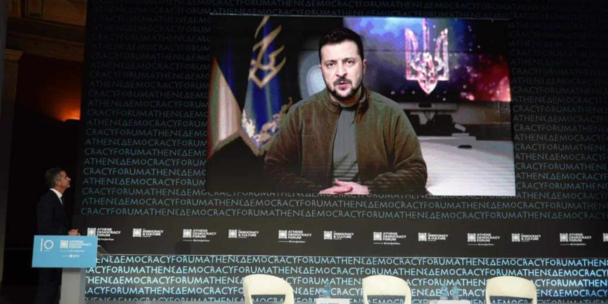 Ο Κώστας Μπακογιάννης παρακολουθεί το μήνυμα του Ουκρανού προέδρου Βολόντιμιρ Ζελένσκι στο Athens Democracy Forum