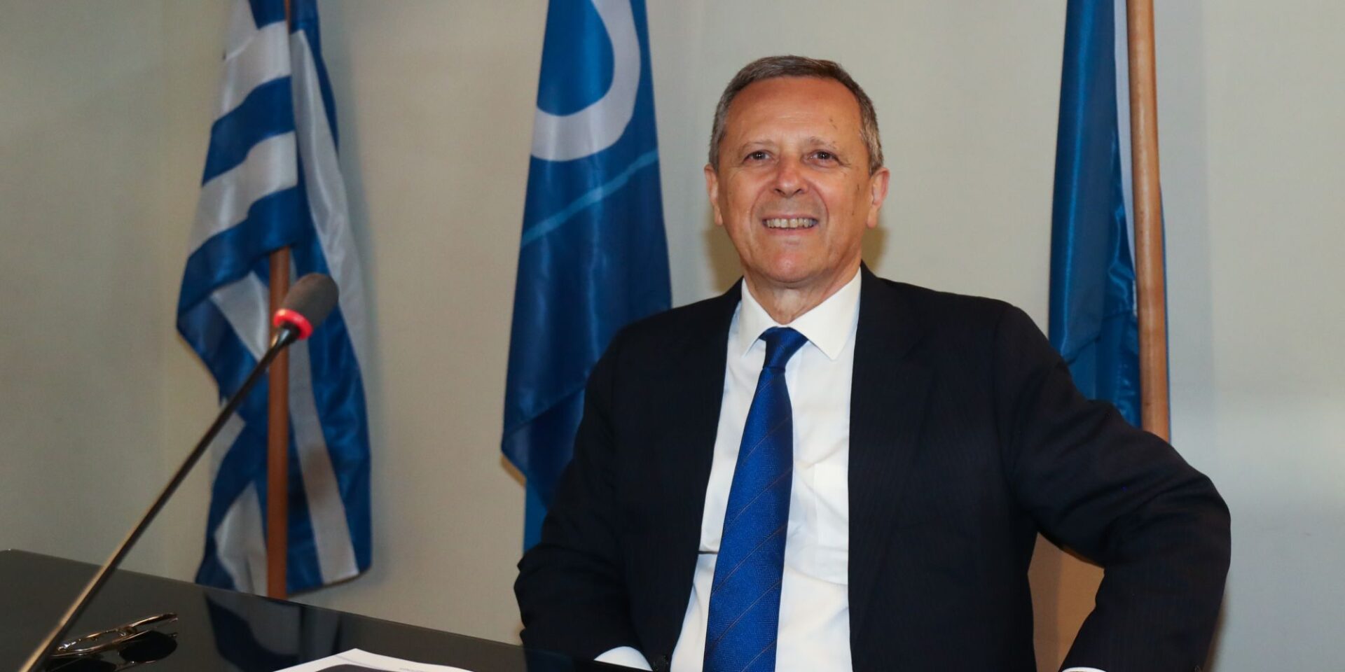 Ο πρόεδρος της ΕΠΟ Τάκης Μπαλτάκος στο γραφείο του