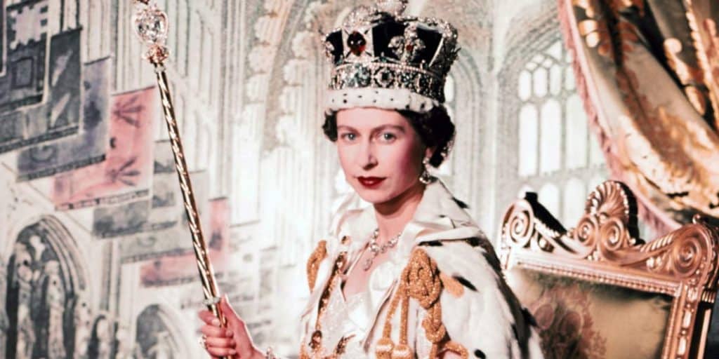 Η βασίλισσα Ελισάβετ με το στέμμα του βρετανικού θρόνου