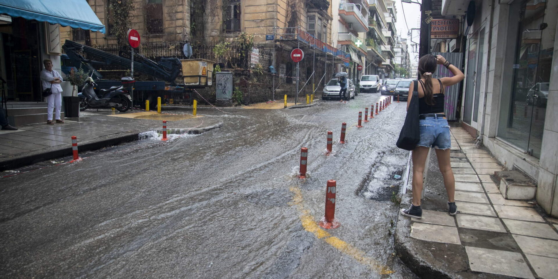 Βροχερός καιρός και δρόμοι ποτάμια στη Θεσσαλονίκη