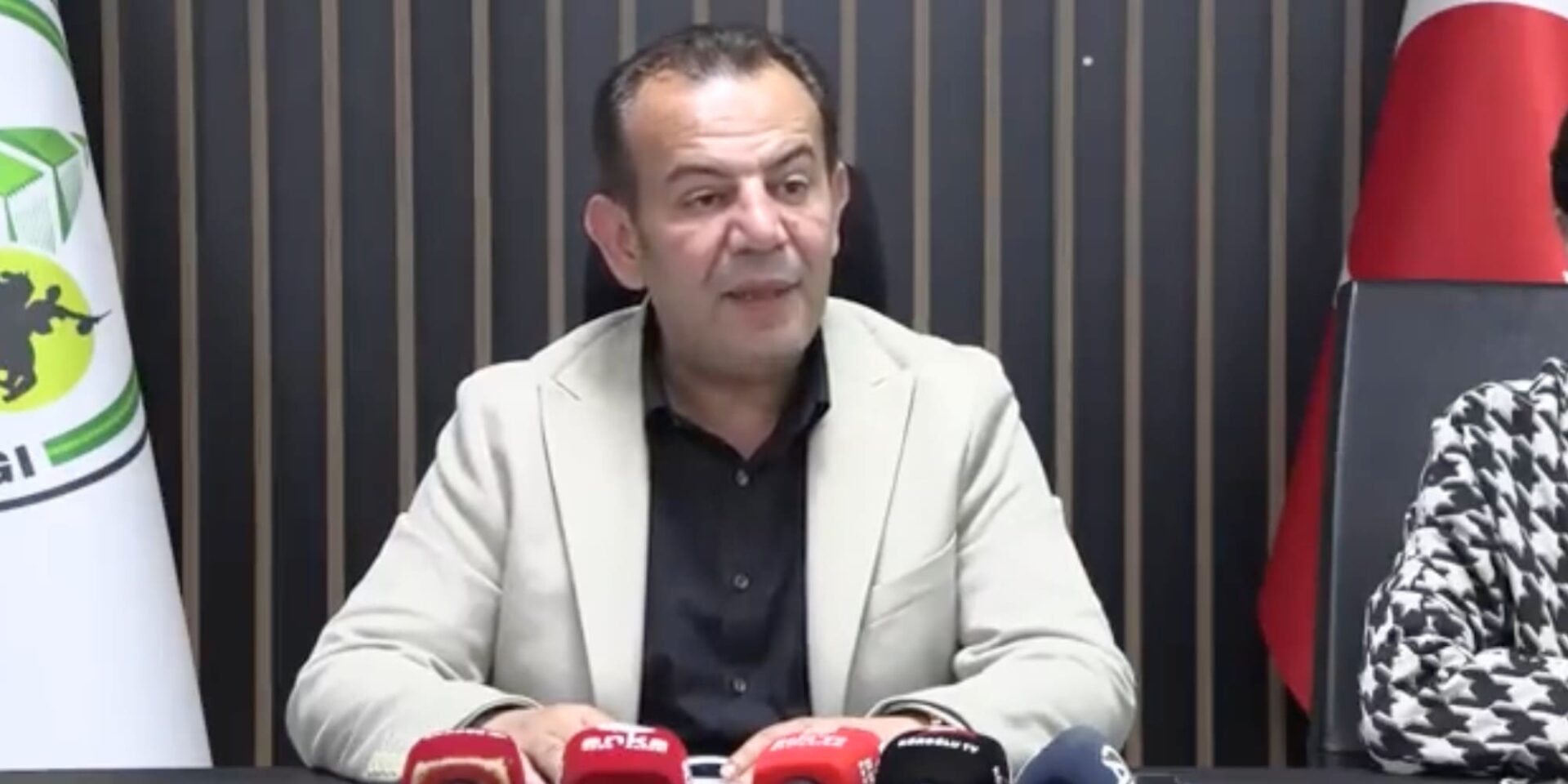 Ο δήμαρχος του Μπόλου, Τανζού Οζτζάν - Τουρκία