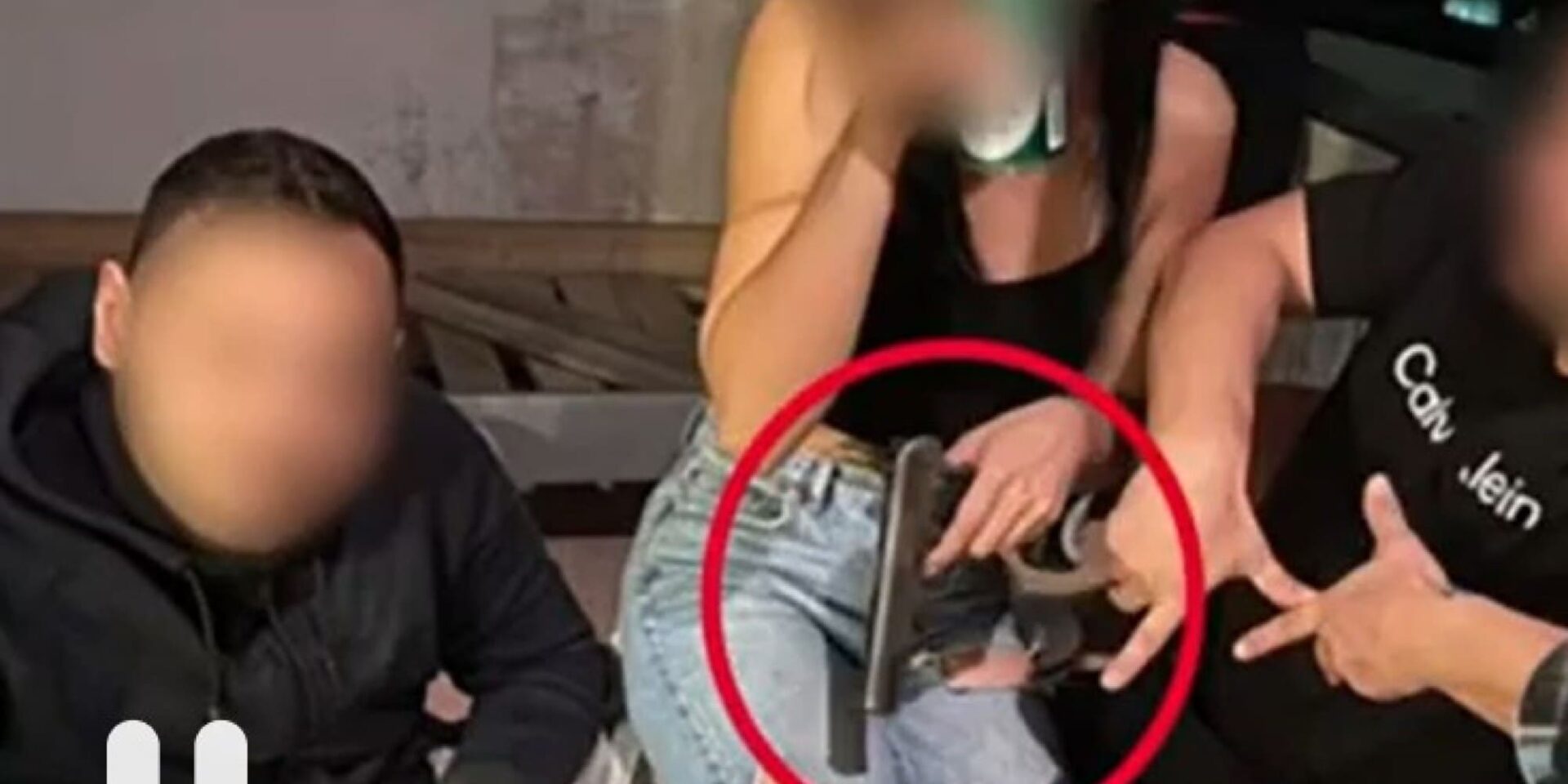 Η δόκιμη αστυνομικός που συνελήφθη στου Ζωγράφου ποζάρει με όπλο στο χέρι
